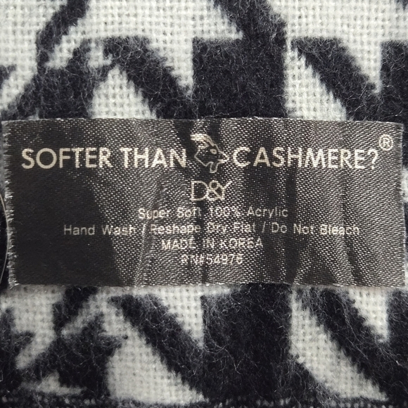 SOFTER THAN CASHMERE Women's Houndstooth Scarf Black & White - Picture 3 of 3